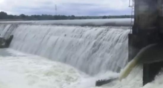 Spill Gates of Deduru Oya Opened